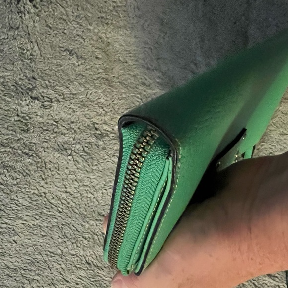 Kate Spade green wristlet. Excellent used condition - Picture 4 of 10
